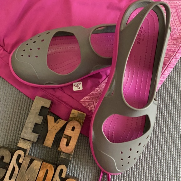🐊☔️CROCS Women’s Slingback/Cut Away Shoe in Gray & Magenta - Picture 4 of 12